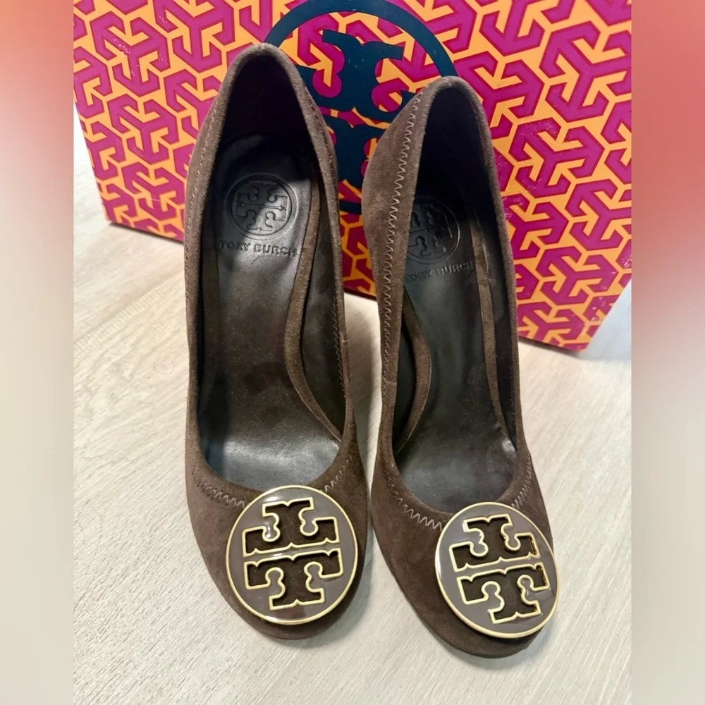 Tory Burch Sophie Brown Suede Wedge Pumps Round Logo  Shoe Size US 5